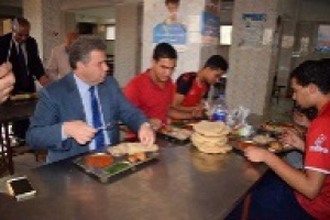 Benha university president inspects the university’s hostels