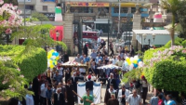 The reception of the new president of the university with flowers and ululations